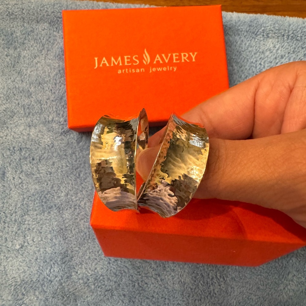 James Avery Valle Hoops